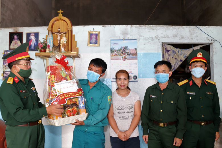 Lãnh đạo Ban Chỉ huy Quân sự TP Bảo Lộc thăm, tặng quà tết gia đình các thanh niên trúng tuyển nghĩa vụ quân sự năm 2022