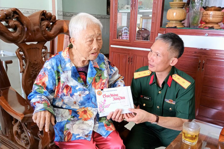Trung tá Trần Hữu Linh – Chính trị viên Ban Chỉ huy Quân sự TP Bảo Lộc thăm, tặng quà chúc tết Mẹ Việt Nam Anh hùng Bùi Thị Xê