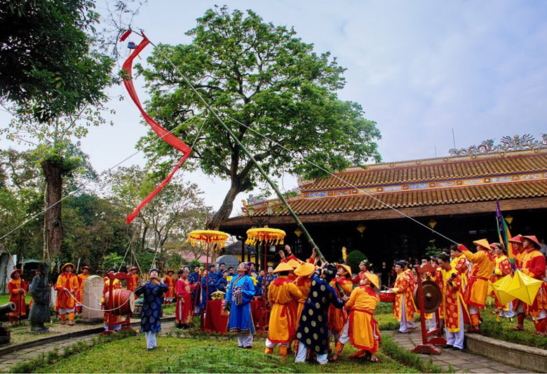 Cổ súy bỏ Tết cổ truyền là rũ bỏ văn hóa dân tộc