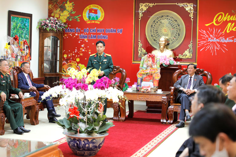 Thường trực Tỉnh uỷ thăm, tặng quà và chúc tết lực lượng vũ trang tỉnh Lâm Đồng