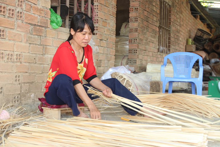 Nghề chẻ lạt tất bật dịp Tết cổ truyền
