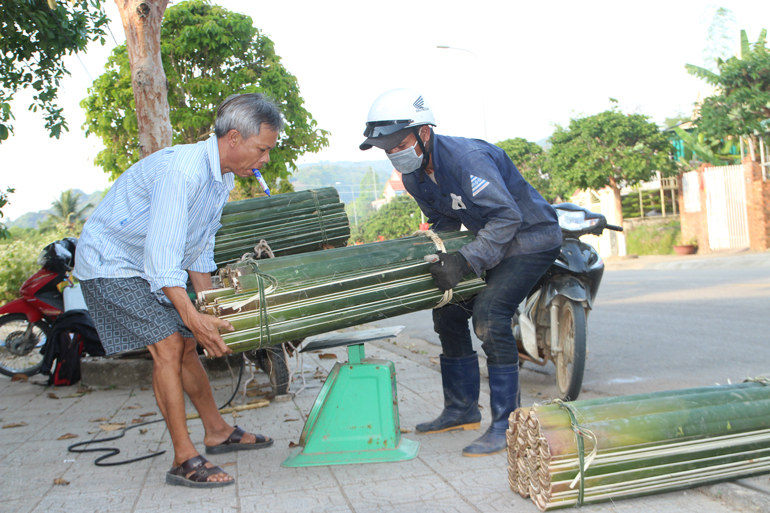 Lạt thành phẩm được người dân chở đến các chủ vựa, sau đó cung cấp ra thị trường