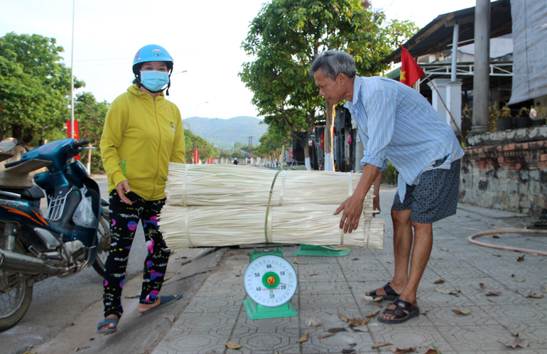 Lạt thành phẩm được người dân chở đến các chủ vựa, sau đó cung cấp ra thị trường