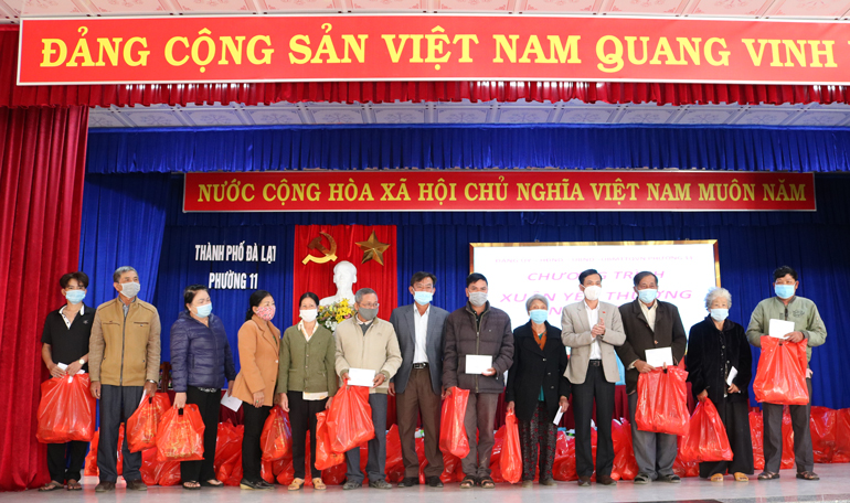 Đà Lạt: Trao hơn 300 suất quà cho người dân khó khăn
