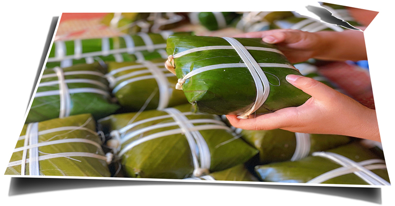 Những chiếc bánh gói xong được buộc lạt từ cây tre trước khi chuẩn bị cho công đoạn luộc từ 10 đến 12 tiếng