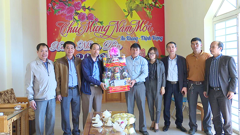 Lãnh đạo huyện Lạc Dương thăm, chúc tết các cơ quan, đơn vị, gia đình chính sách tiêu biểu