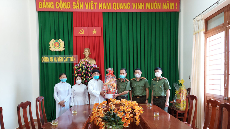 Cát Tiên: Chức sắc các tôn giáo đến thăm, chúc tết các đơn vị làm nhiệm vụ