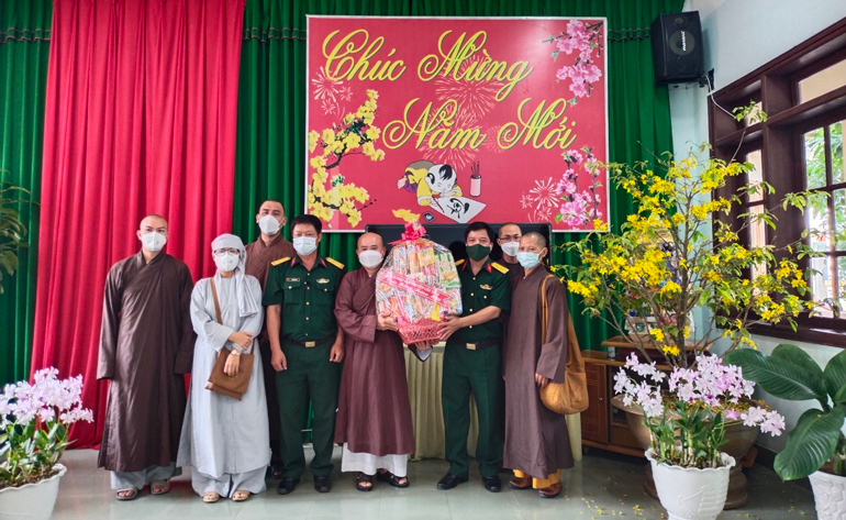 Chức sắc các tôn giáo trên địa bàn huyện Cát Tiên đến thăm, chúc tết lãnh đạo, cán bộ, chiến sỹ Ban Chỉ huy Quân sự huyện Cát Tiên