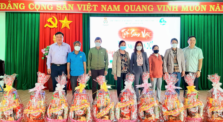 Tổ chức chương trình Tết sum vầy, tặng quà cho người lao động khó khăn