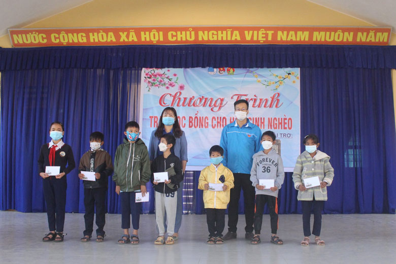 Đức Trọng: Trao 36 suất học bổng cho học sinh có hoàn cảnh khó khăn