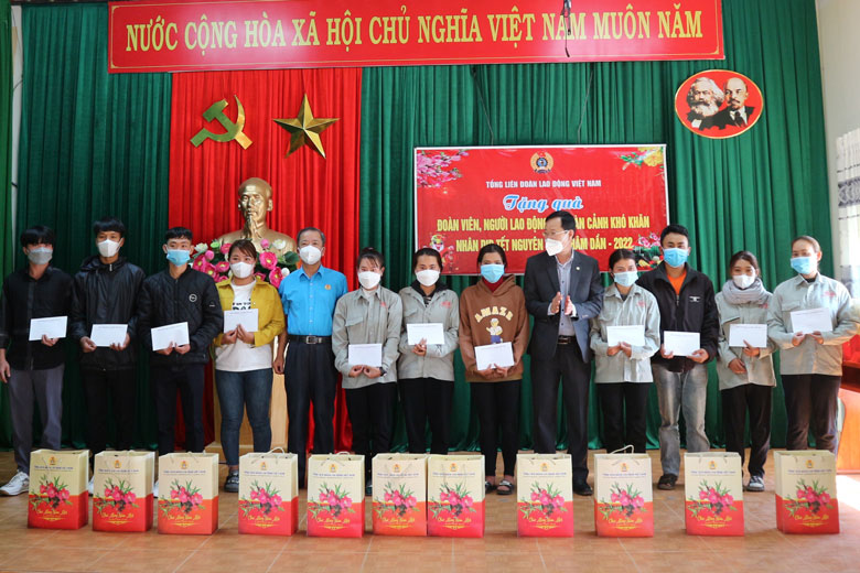 Tặng quà công đoàn viên tại xã Đa Nhim.