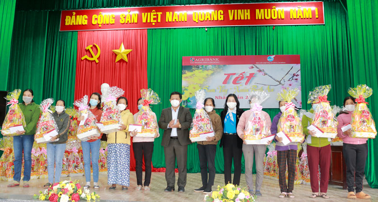 Đồng chí K’Mák - Ủy viên Ban Thường vụ Tỉnh ủy, Phó Chủ tịch Thường trực HĐND tỉnh và bà Phạm Thị Ánh Tuyết - Chủ tịch Hội LHPN tỉnh trao quà cho hội viên, phụ nữ nghèo Cụm thị trấn Đinh Văn.