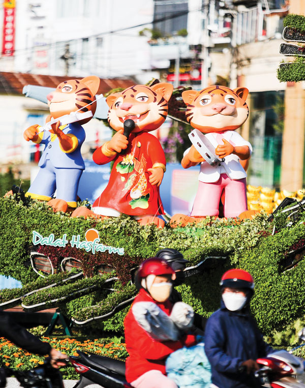 Tiểu cảnh hổ ở bùng binh cầu Ông Đạo với mong muốn cầu mong năm mới nhiều niềm vui