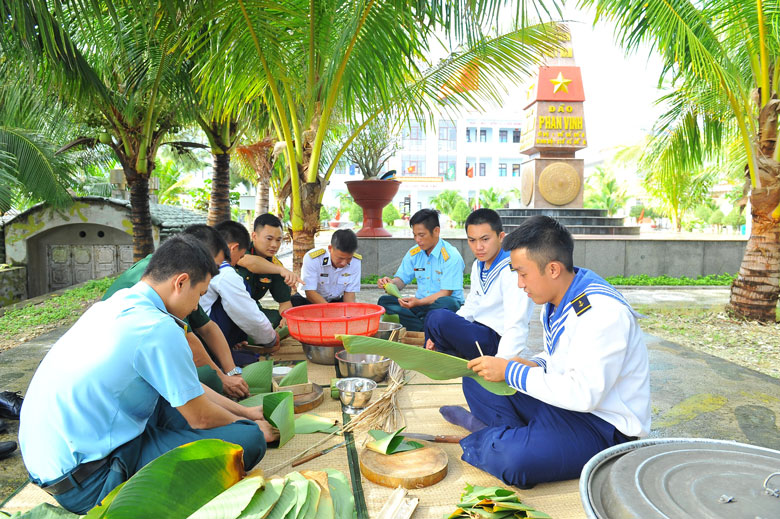 Tình cảm đất liền gửi trọn để cán bộ, chiến sĩ đón Tết cổ truyền vẹn tròn
