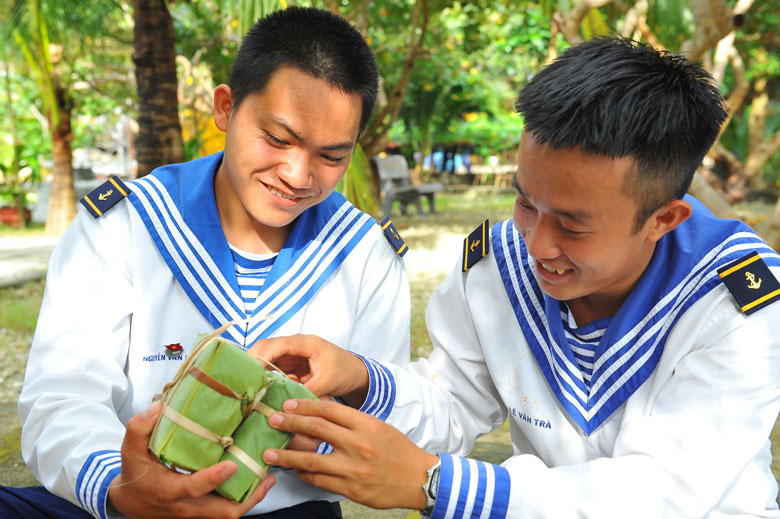 Những người lính trẻ lần đầu gói bánh chưng, cũng là lần đầu đón cái Tết xa nhà nhưng đầy ý nghĩa