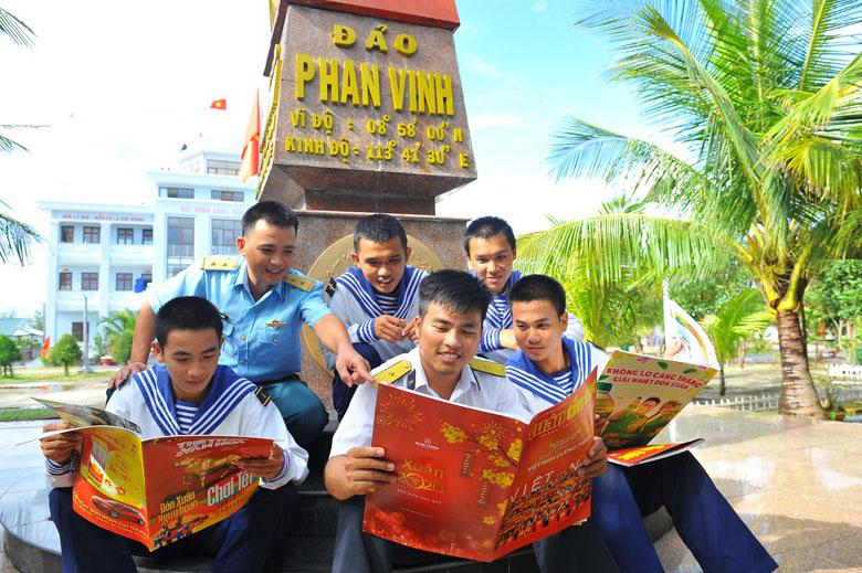 Ngoài giờ làm nhiệm vụ, cán bộ, chiến sĩ theo dõi tin tức từ đất liền qua những cuốn báo xuân - món quà từ đất liền ra đảo