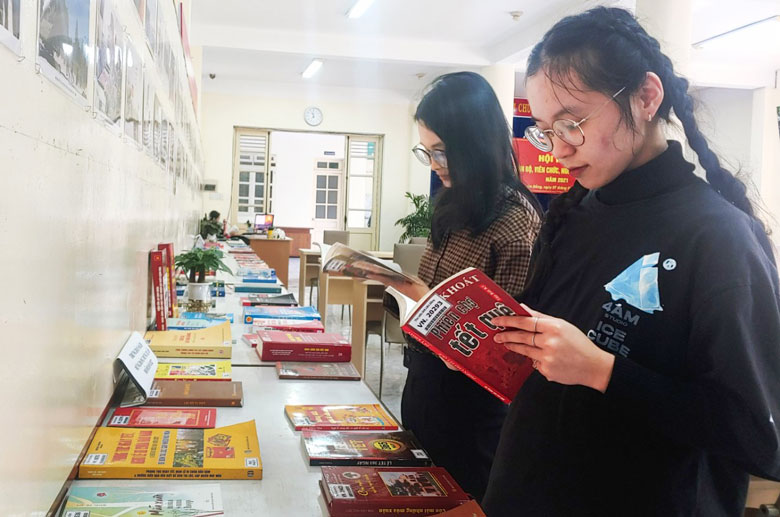 Trưng bày sách nhân dịp Tết Nguyên đán Nhâm Dần 2022