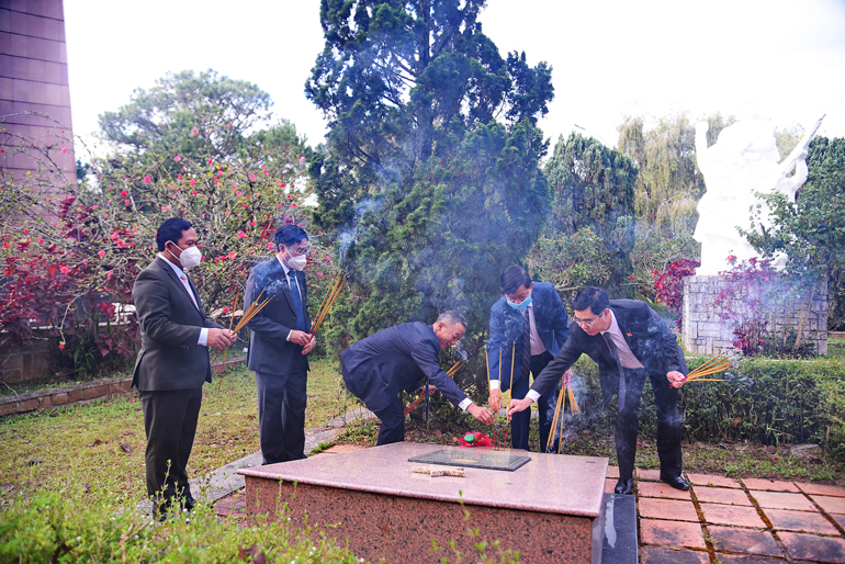 Lãnh đạo Tỉnh ủy, HĐND, UBND, Ủy ban MTTQ Việt Nam tỉnh Lâm Đồng thành kính thắp hương tưởng niệm các anh hùng liệt sỹ
