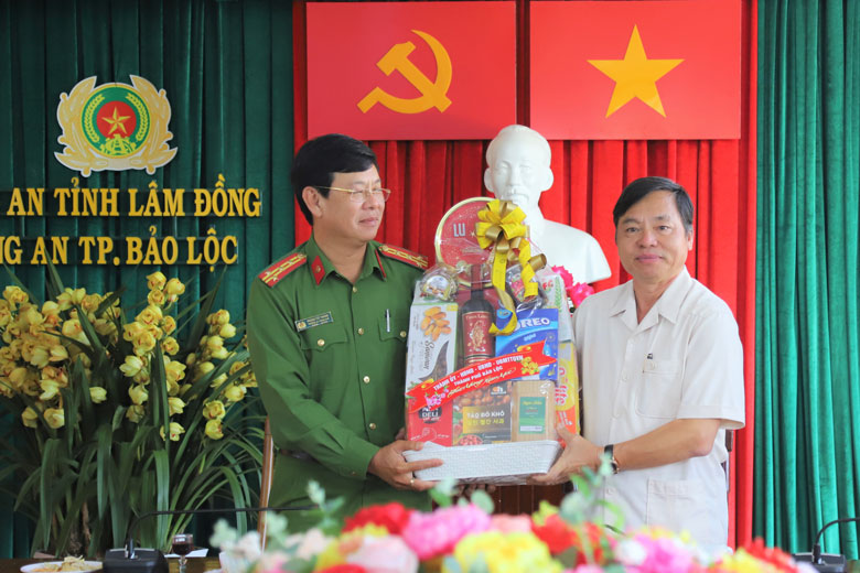 Đồng chí Nguyễn Văn Triệu - Bí thư Thành ủy Bảo Lộc thăm, tặng quà chúc tết Công an TP Bảo Lộc