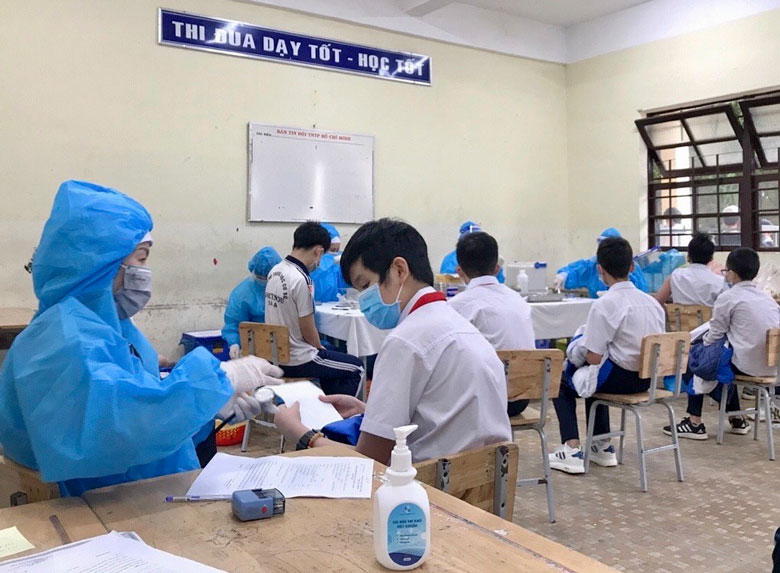  Tiêm vắc xin phòng COVID-19 cho học sinh tại TP Đà Lạt