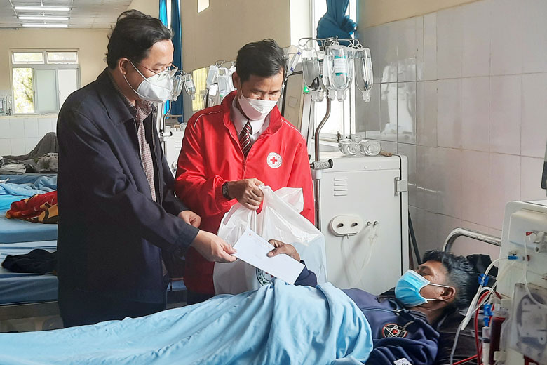 Phó Chủ tịch HĐND tỉnh Lâm Đồng Tôn Thiện Đồng thăm hỏi, trao quà tết cho bệnh nhân