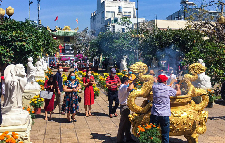 Người dân đến các chùa, tu viện trên địa bàn TP Bảo Lộc thắp hương, khấn phật cầu an, cầu may cho năm mới