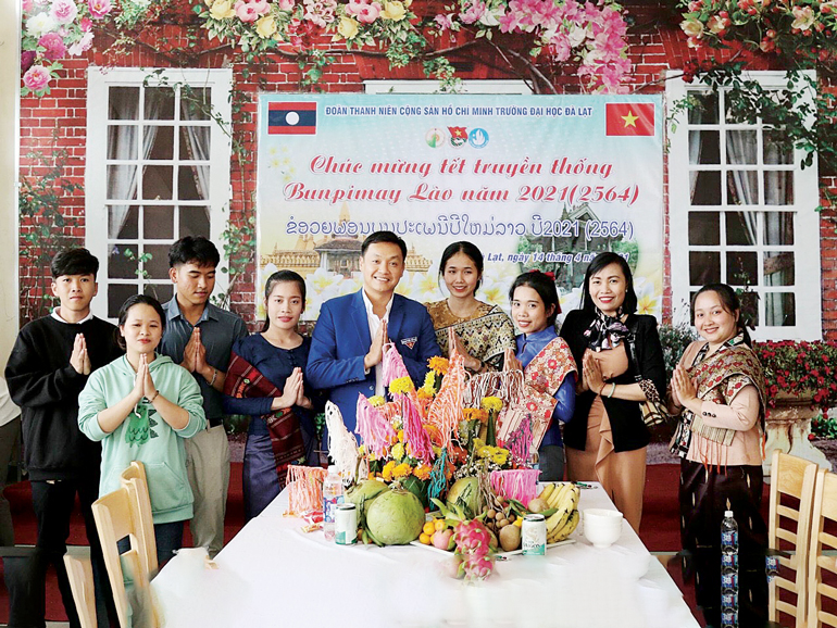 Đoàn Trường Đại học Đà Lạt tổ chức cho những sinh viên Lào đón Tết Bunpimay trên thành phố hoa Đà Lạt