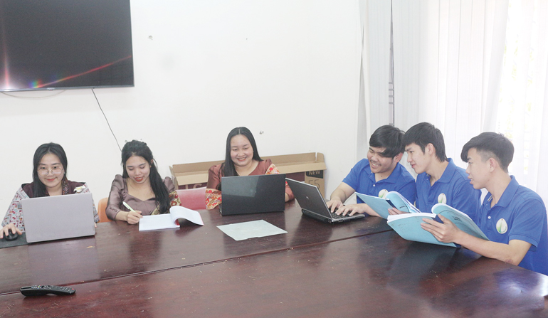 Các sinh viên đến từ đất nước Triệu Voi đang học online tại Ký túc xá Trường Đại học Đà Lạt