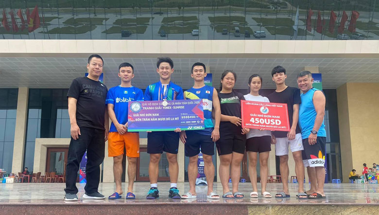 Khi chỉ mới 17 tuổi, Nguyễn Đình Hoàng đã gây chú ý khi vào tới trận chung kết giải cầu lông cá nhân toàn quốc và chỉ chịu thua trước tượng đài Nguyễn Tiến Minh, qua đó giành tấm HCB