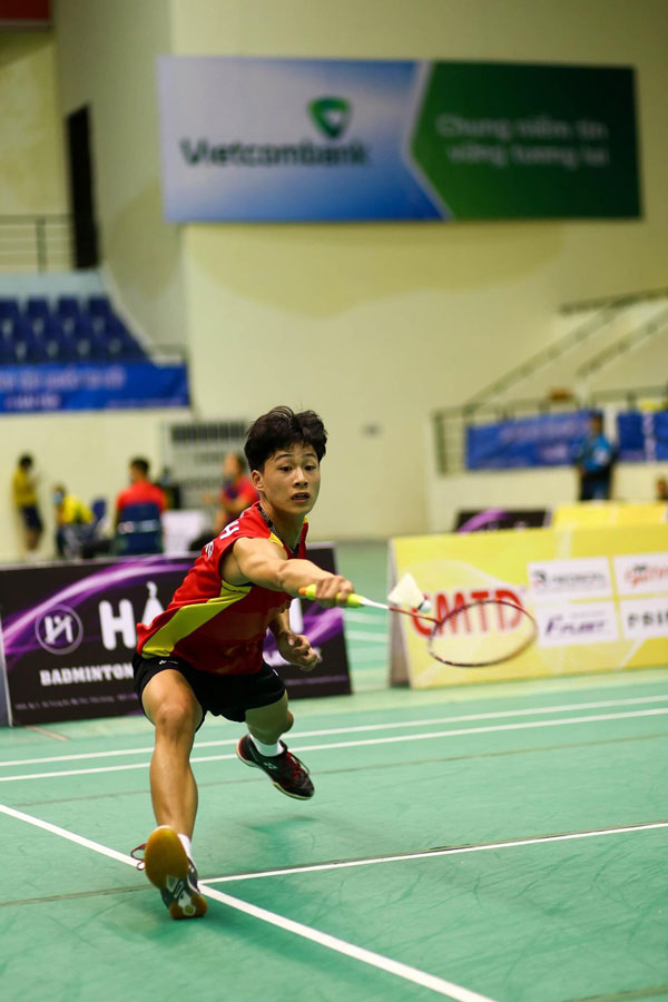 VĐV Trần Đình Mạnh lại khá toàn diện khi có thể thi đấu được cả 2 nội dung đánh đơn lẫn đánh đôi, với lối đánh nhanh, đa dạng và rất tinh quái