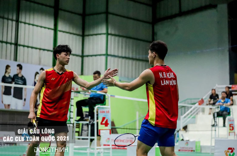 VĐV Nguyễn Đình Hoàng và Trần Đình Mạnh đều đang là VĐV Đội tuyển Cầu lông Quốc gia Việt Nam. Mỗi ngày, các em đều tập ngày 2 buổi, kết hợp với các buổi tập gym bổ trợ theo giáo án của ban huấn luyện