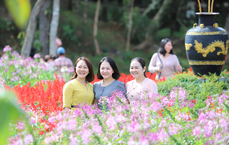 Người dân và du khách đến thác Đam B’ri chơi xuân và ghi lại những khoảnh khắc cùng người thân, bạn bè