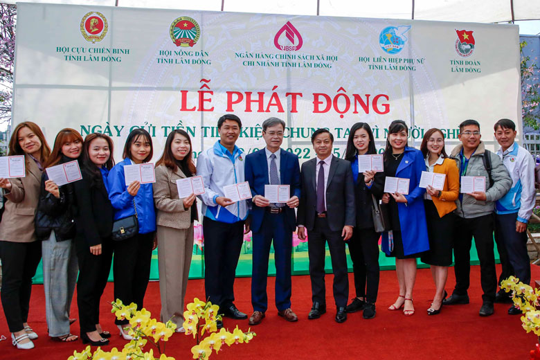 Đồng chí Trần Duy Hùng – Bí thư Thành ủy Đà Lạt (giữa) và ông Võ Văn Thanh cùng các bạn trẻ thành phố tham gia “Ngày gửi tiền tiết kiệm chung tay vì người nghèo”.