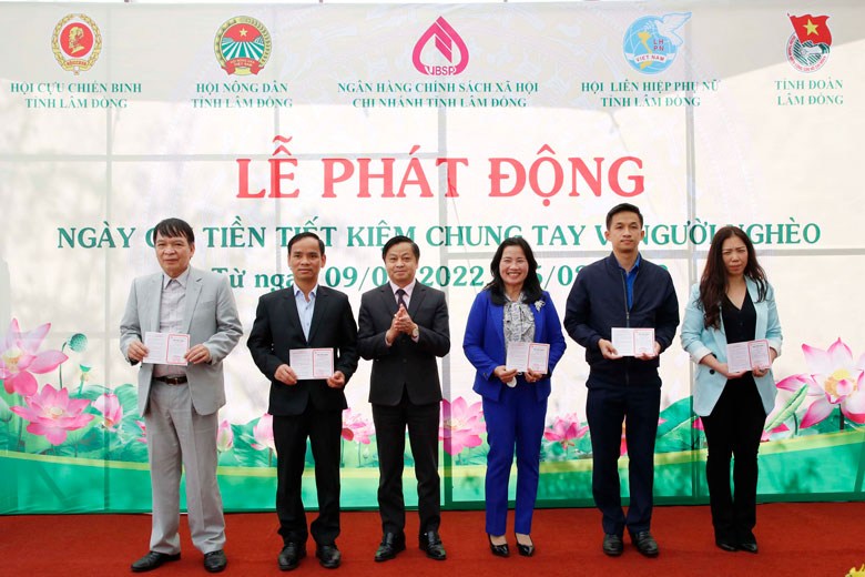 Lãnh đạo 4 tổ chức chính trị xã hội nhận ủy thác và khách hàng đầu tiên (bìa phải) tham gia “Ngày gửi tiền tiết kiệm chung tay vì người nghèo”.