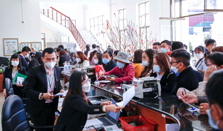 Không khí phấn khởi ngay sau Lễ phát động “Ngày gửi tiền tiết kiệm chung tay vì người nghèo”.