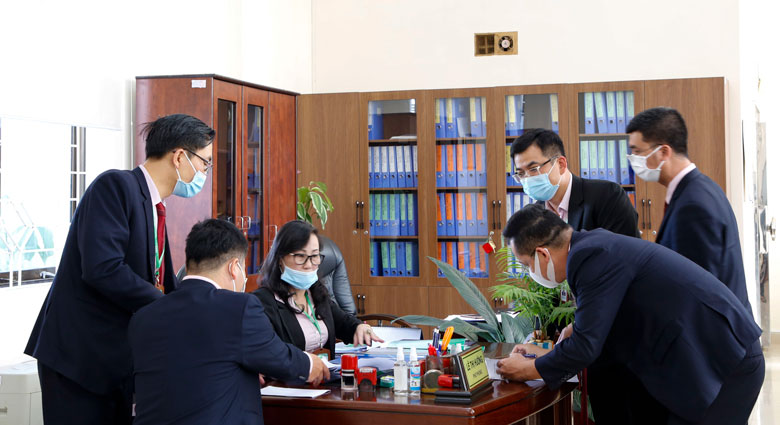 Cán bộ NHCSXH làm việc hết công suất phục vụ khách hàng gửi tiền tiết kiệm chung tay vì người nghèo.