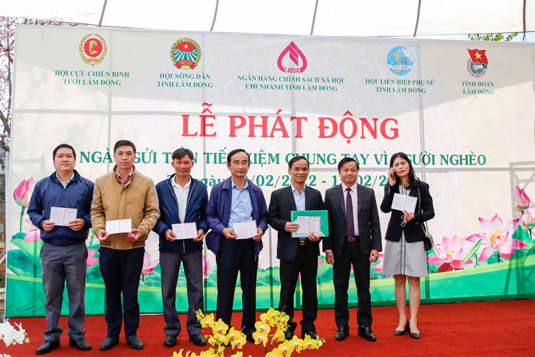 Cán bộ Hội Nông dân tham gia “Ngày gửi tiền tiết kiệm chung tay vì người nghèo”.