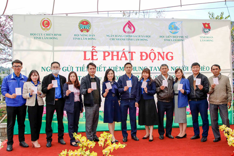 Cán bộ, hội viên và đoàn viên tham gia “Ngày gửi tiền tiết kiệm chung tay vì người nghèo”.
