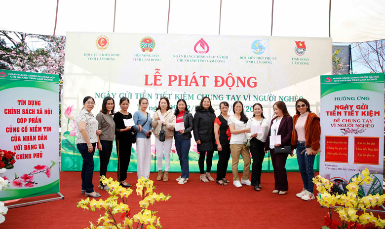 Chị em phụ nữ xã Trạm Hành cũng đến thật sớm để tham gia “Ngày gửi tiền tiết kiệm chung tay vì người nghèo”.