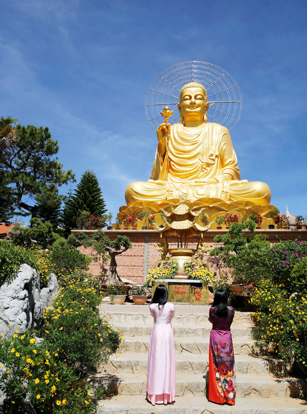 Ngày xưa, người đi lễ chùa cầu xin Phật - Pháp - Tăng gia hộ phúc - lộc - thọ - khang - ninh (may mắn, thịnh vượng, trường thọ, mạnh khỏe, bình yên). Ngày nay, người đi lễ chùa với cái tâm tốt lành, hướng thiện, đức từ bi, trí tuệ của nhà Phật thường cầu mong bình an và may mắn