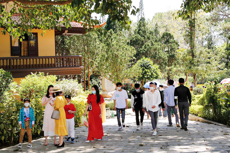 Chính vì vậy, mặc dù chùa rất đông nhưng không hẳn tất cả đều là phật tử, và người đến chùa không hẳn để nghe giảng kinh hay thực hành các nghi lễ Phật giáo. Nhưng dù với mục đích gì, người đến chùa đều mang tấm lòng thành kính, không ồn ào nhưng an vui và đấy là thói quen, nét đẹp của nền văn hóa Việt
