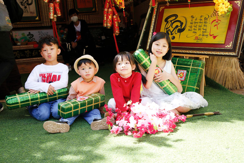 Các cơ sở tôn giáo cũng trang hoàng không gian ngày đầu xuân thật vui tươi, ấm áp để du khách có được những tấm ảnh kỷ niệm đáng yêu như thế này