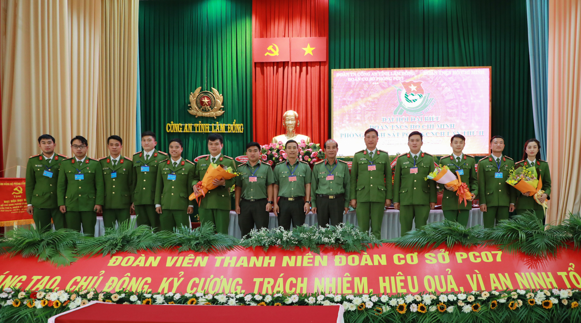 Ban Chấp hành Đoàn cơ sở PCCC và CNCH nhiệm kỳ 2022 – 2027 ra mắt Đại hội và chụp hình lưu niệm với lãnh đạo Công an tỉnh, Phòng Cảnh sát PCCC và CNCH, các phòng nghiệp vụ