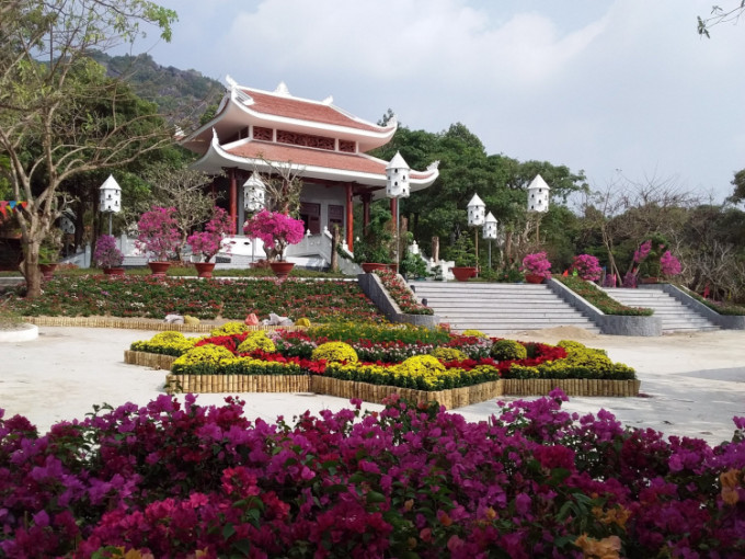 Đền thiêng - nơi nghiêng mình tưởng nhớ của thế hệ hôm nay.