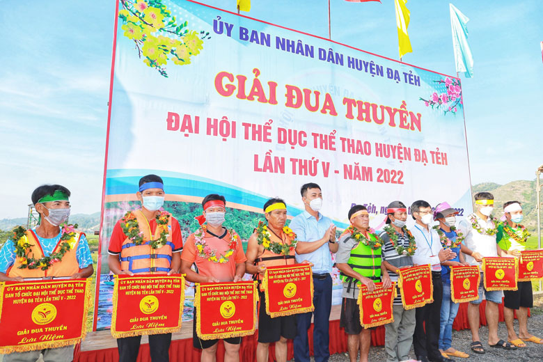 Trao cờ lưu niệm cho các đội thi.