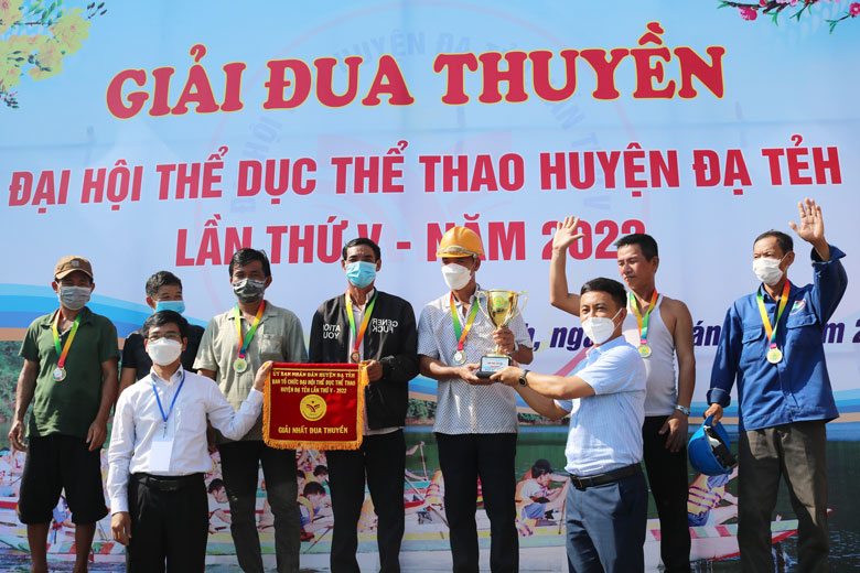 Trao giải vô địch cho đội đua xã Quảng Trị 1.