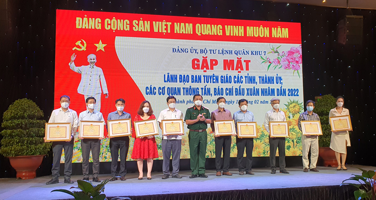 Các tập thể cá nhân nhận bằng khen của Bộ tư lệnh Quân khu 7
