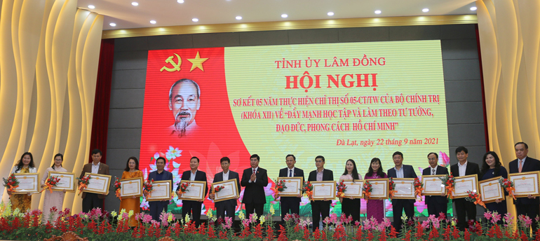 Đồng chí Trần Đình Văn - Phó Bí thư Thường trực Tỉnh ủy, Trưởng Đoàn ĐBQH tỉnh Lâm Đồng trao bằng khen cho các tập thể, cá nhân có thành tích xuất sắc trong thực hiện Chỉ thị 05 của Bộ Chính trị