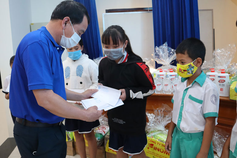 Đồng chí Lương Văn Mừng - Phó Bí thư Đảng ủy Khối các cơ quan tỉnh Lâm Đồng trao học bổng cho học sinh khó khăn.