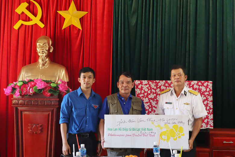 Tặng nông sản và hoa lan cho Trạm Hải quân 575